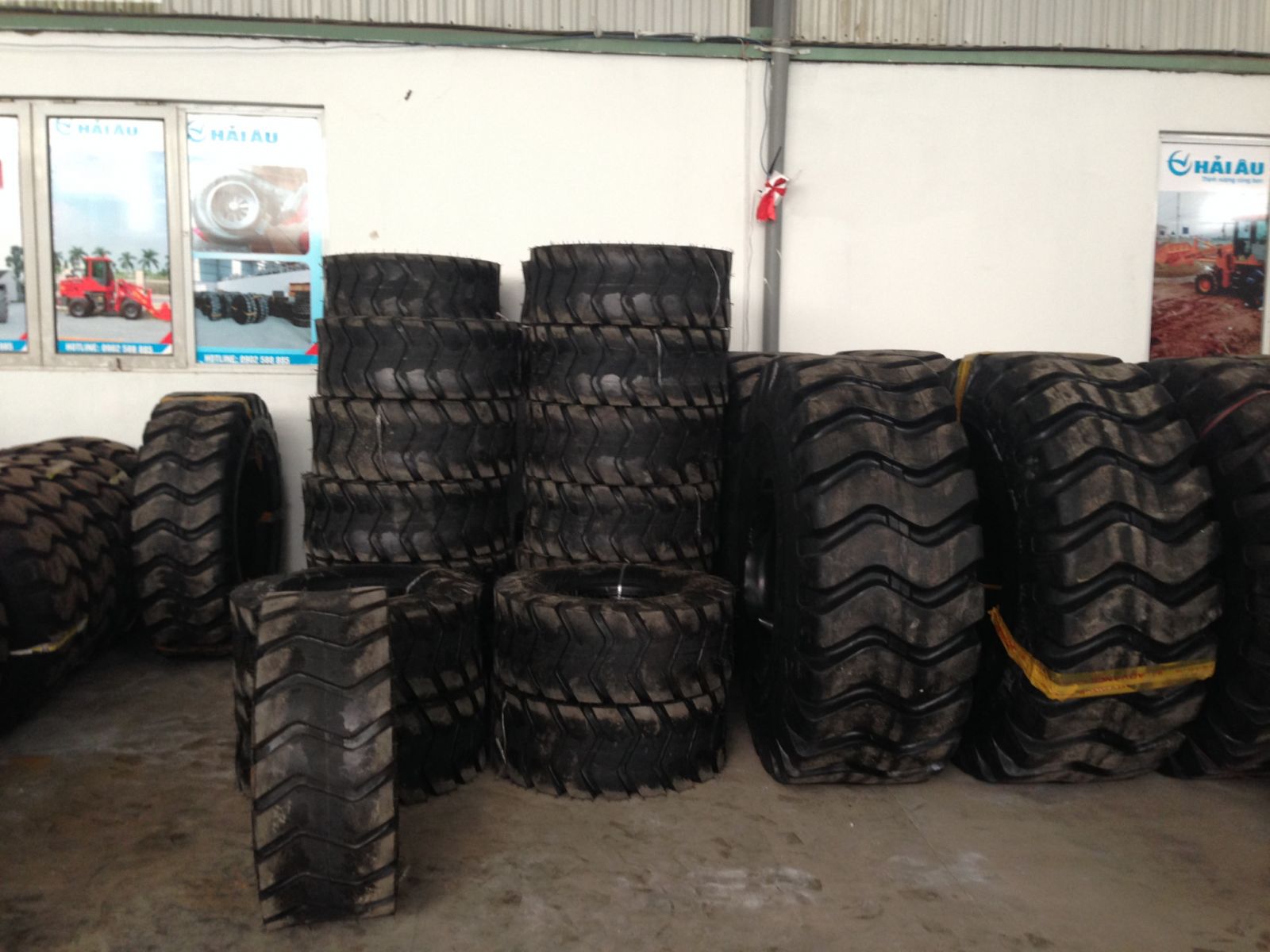 LỐP MÁY XÚC LẬT