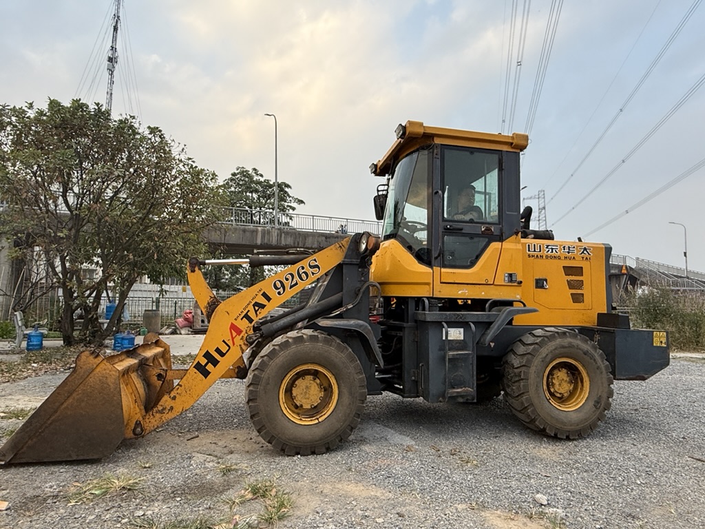 Máy xúc lật cũ Động cơ 42kW Huatai 926S