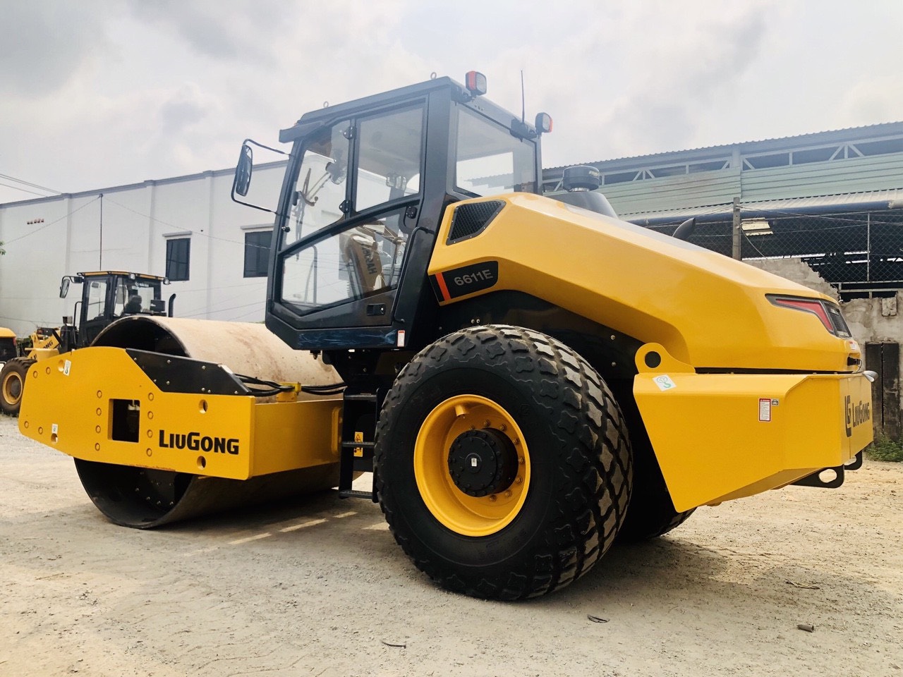 Xe Lu Rung Liugong 2 Cầu 11 Tấn CLG6611E