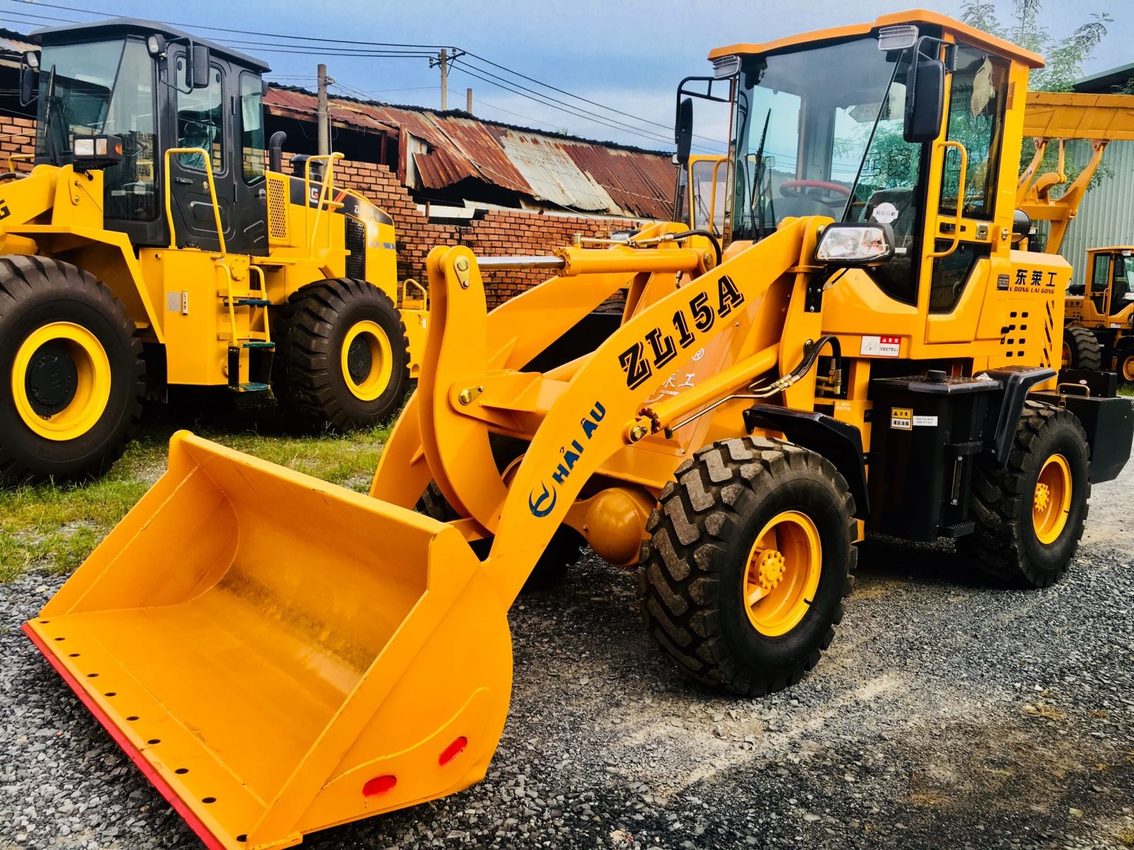 MÁY XÚC LẬT MINI – CÁNH TAY CỦA NHÀ ĐẦU TƯ